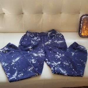 Blue sweatpants with paint splatter design